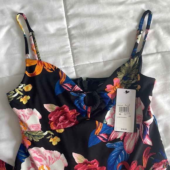 New with Tag. Guess Jumpsuit Size XS - Picture 6 of 9